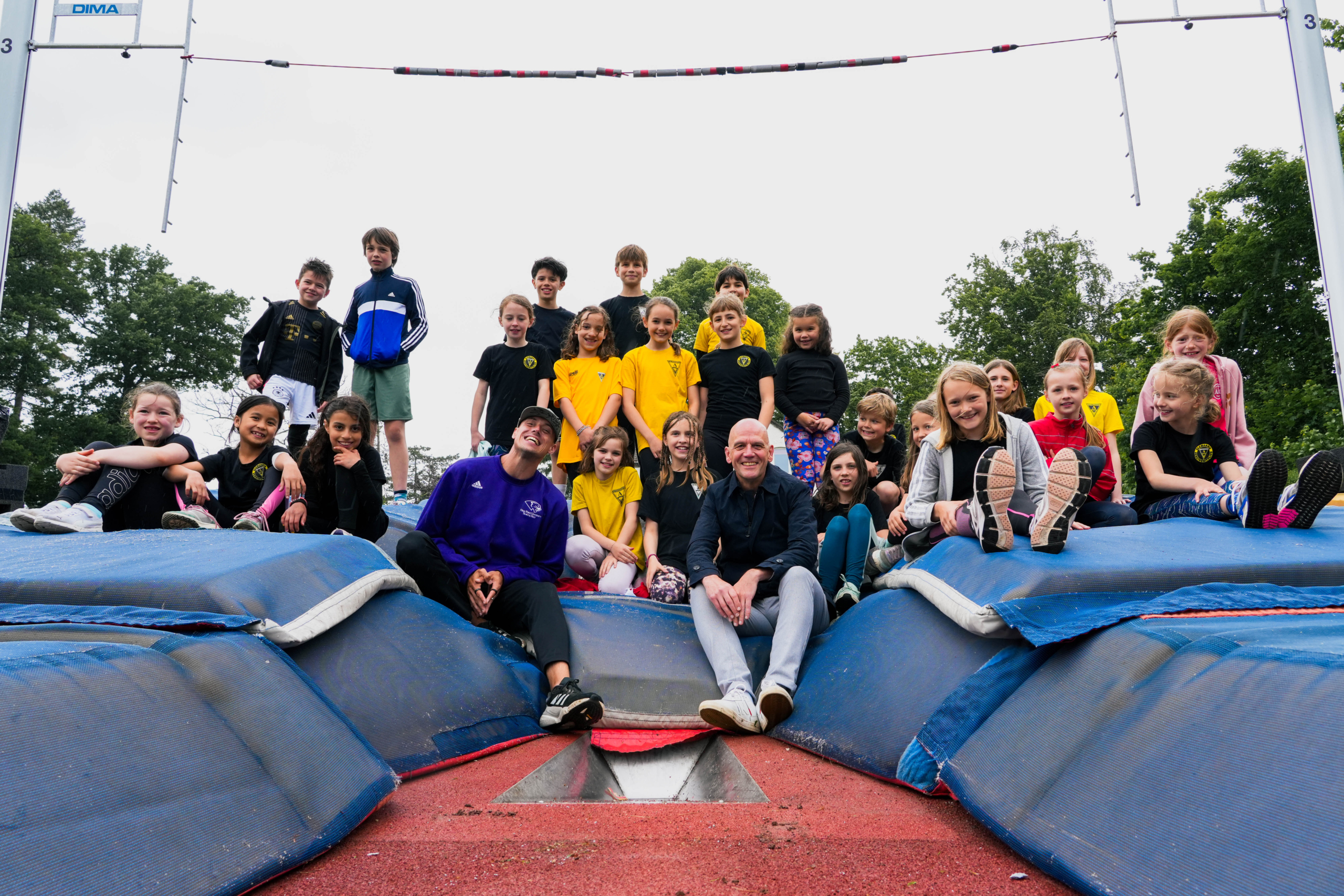 Gruppenfoto beim Kindertraining vor dem NetAachen-Domspringen. (vorne links: Austin Miller, vorne rechts: Andreas Schneider, hinten: die Kinder der Leichtathletik Alemannia Aachen