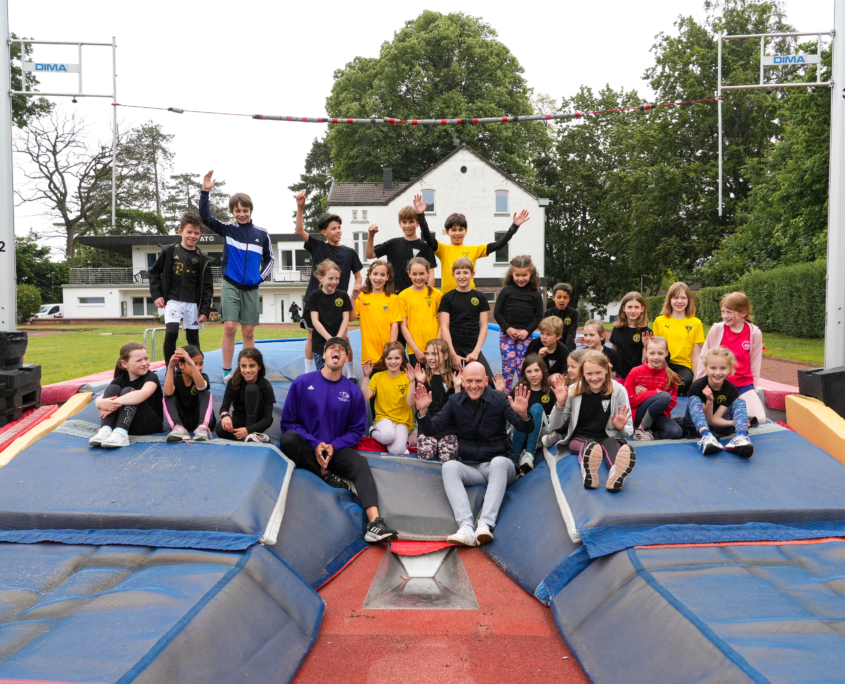 Das traditionelle Kindertraining vor dem NetAachen-Domspringen. Dieses Jahr mit dem US-Amerikaner Austin Miller.
